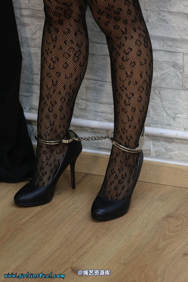 girlsinsteel - Leather lady cuffed to the heater 第 7 张图片