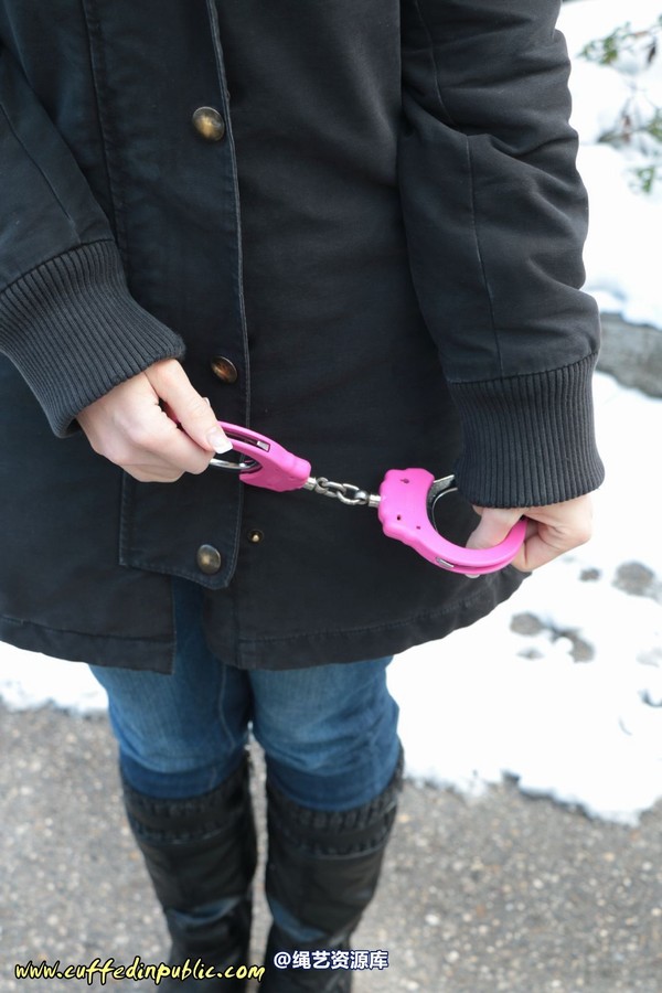 girlsinsteel - Cuffed at the parking area 第 19 张图片