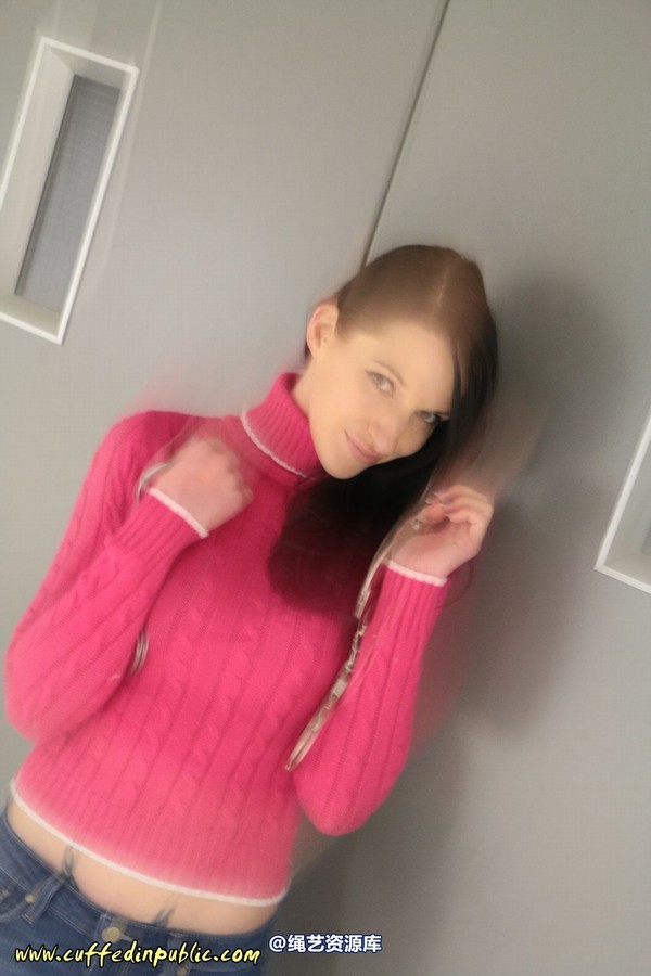 girlsinsteel - Alone at the basement 第 2 张图片