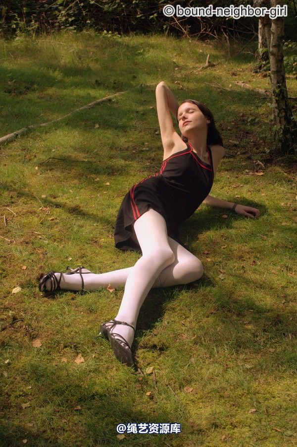 bound-neighbor-girl - Tanja - Tied up in the forest 3 第 4 张图片