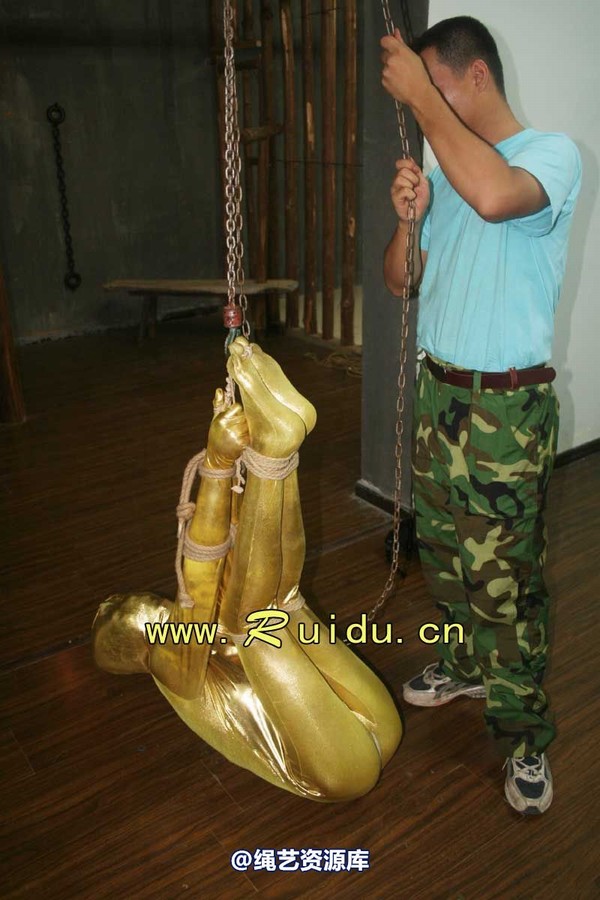 锐度主张 - 20070928第35期 影片胶衣紧缚悬吊图片 第 111 张图片