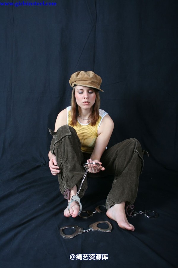 girlsinsteel - Miri in cuffs 第 4 张图片