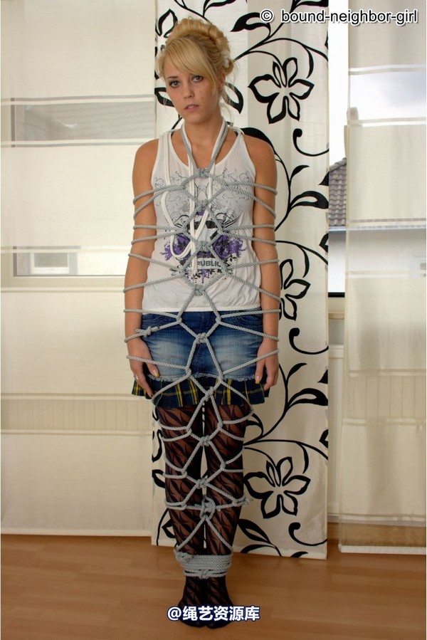 bound-neighbor-girl - Janine wrapped in ropes 第 5 张图片