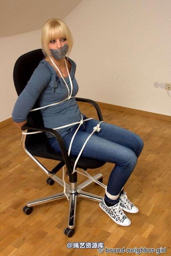 bound-neighbor-girl - Janine A - bondage games in the office 2 第 6 张图片