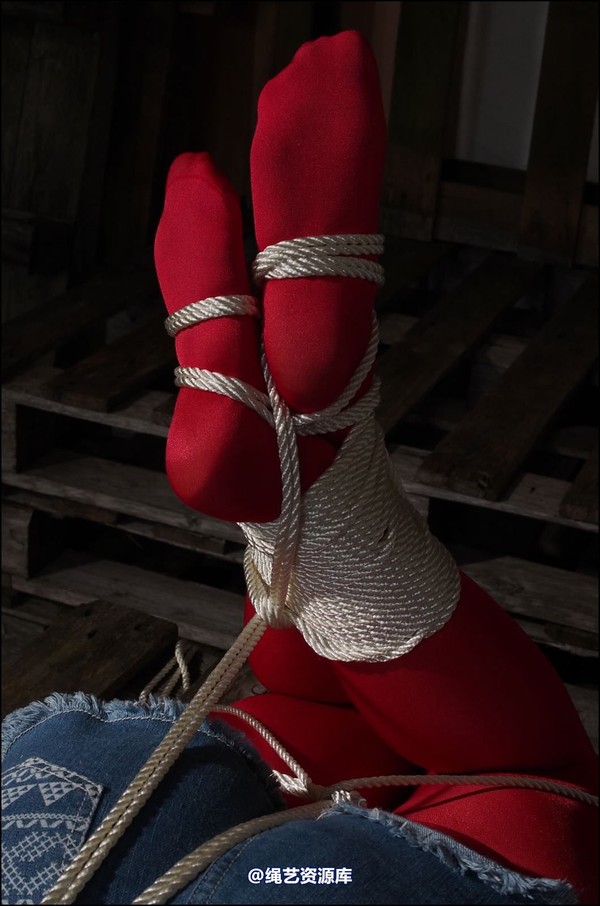 simplytied - Trisha back in red tights 第 34 张图片