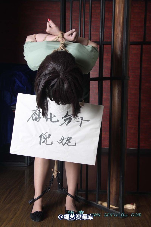 锐度主张 - 军服捆绑堵嘴挂牌模特：碧菡 第 12 张图片