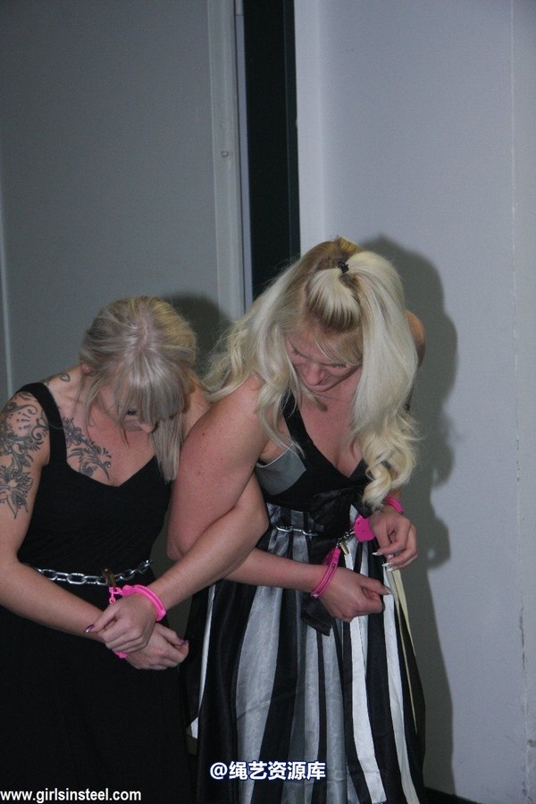 girlsinsteel - 2 girls walking in handcuffs 第 5 张图片
