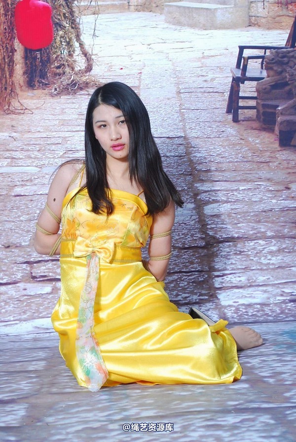 唯美之家 - 新模萧萧黄礼服 第 38 张图片