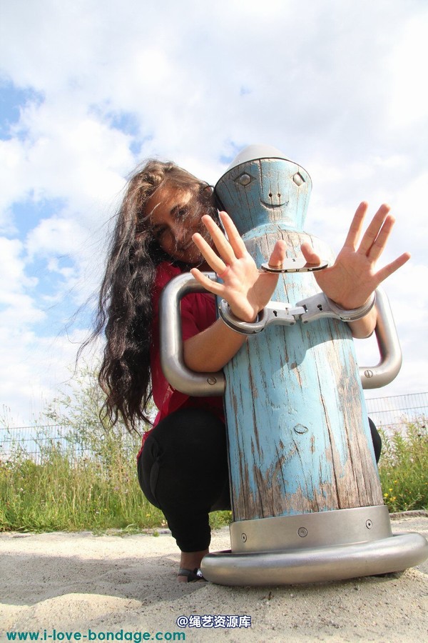 girlsinsteel - Cuffed at the playground 第 26 张图片