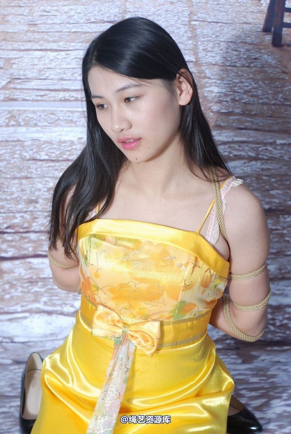 唯美之家 - 新模萧萧黄礼服 第 19 张图片
