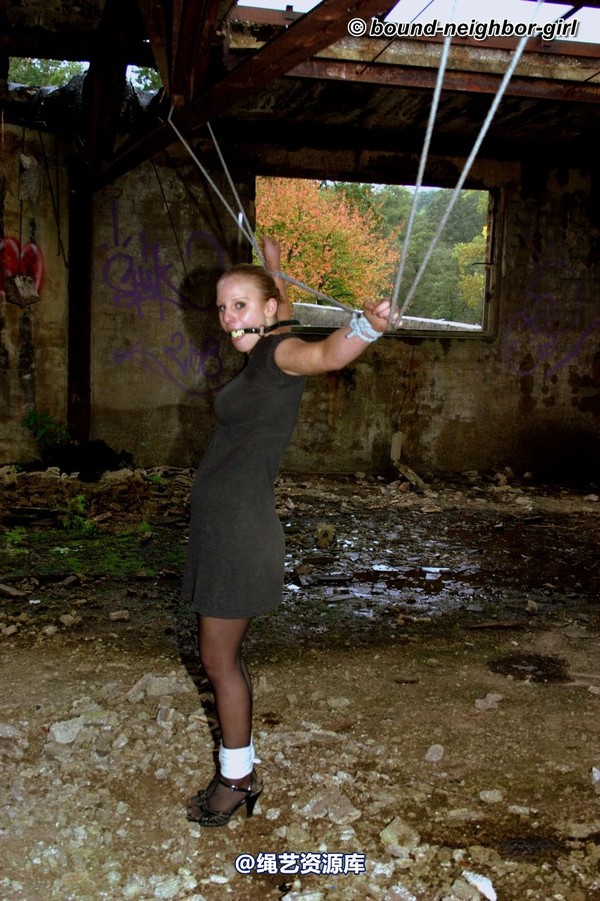 bound-neighbor-girl - Peggy - surprise in the ruins part 3 第 4 张图片