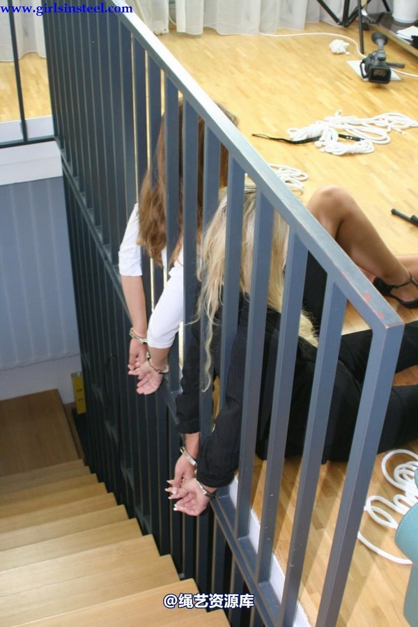 girlsinsteel - Handcuffed girlfriends 第 55 张图片