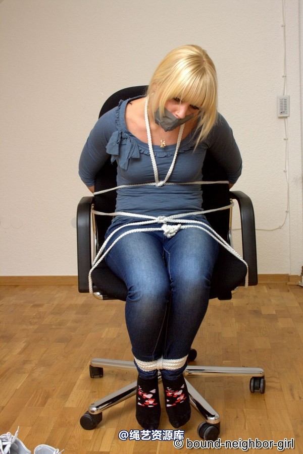 bound-neighbor-girl - Janine A - bondage games in the office 2 第 20 张图片
