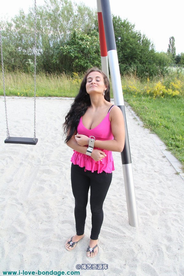girlsinsteel - Cuffed at the playground(1) 第 4 张图片