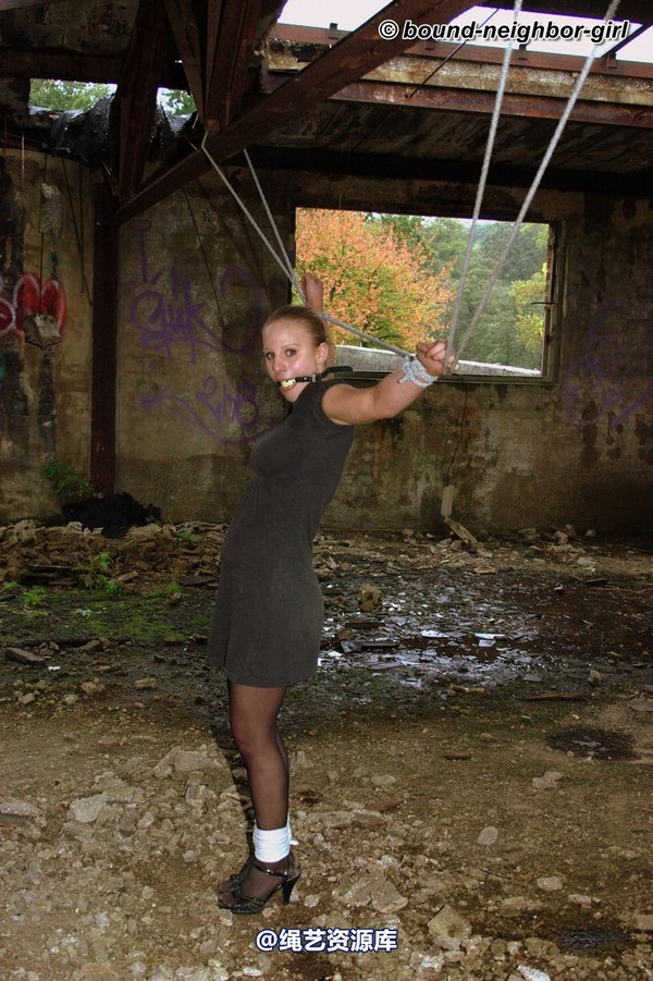 bound-neighbor-girl - Peggy - surprise in the ruins part 3 第 5 张图片