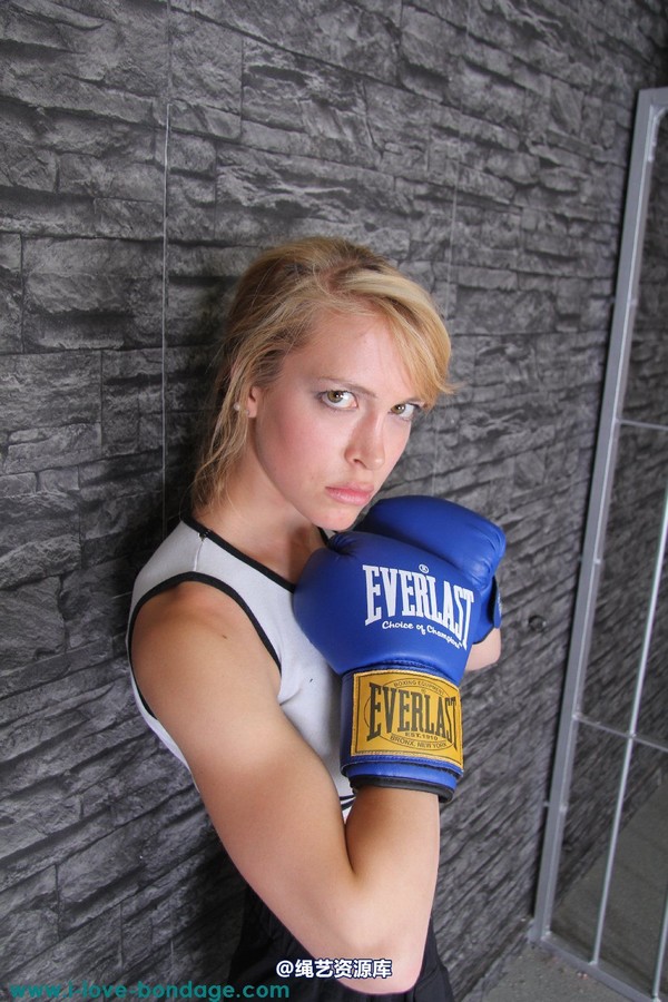 girlsinsteel - Cuffed in boxing gloves 第 8 张图片