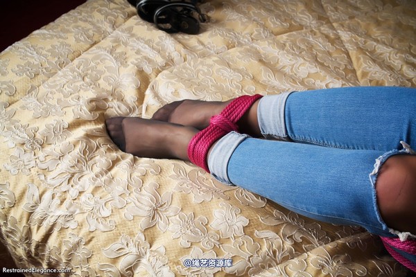 restrainedelegance - Removing her shoes 第 188 张图片