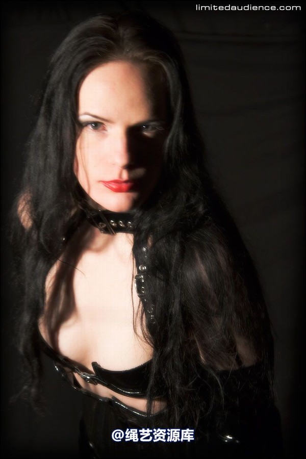 limitedaudience - 2007 rebekka raynor dominatrix bound 第 4 张图片
