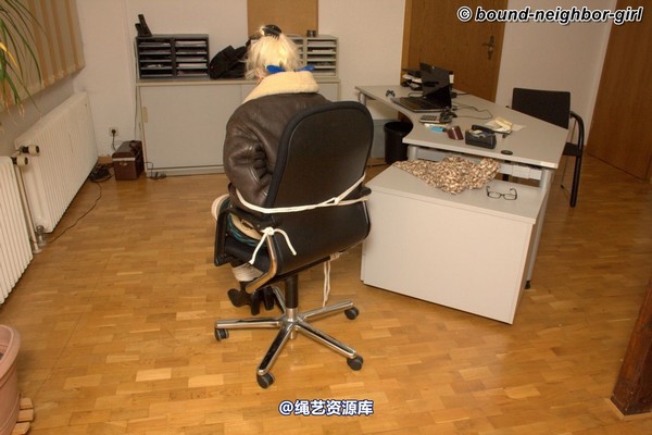 bound-neighbor-girl - Elena - Tied at office 第 24 张图片