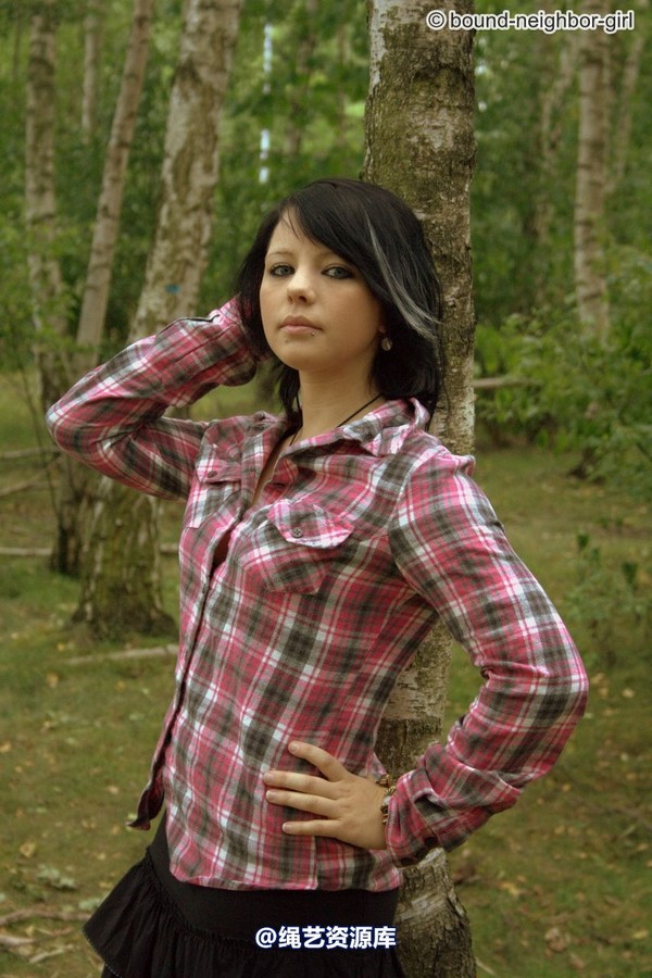 bound-neighbor-girl - Nadine - Adventure in the woods part 1 第 9 张图片
