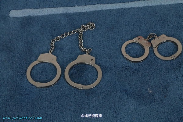 girlsinsteel - First time in handcuffs 第 21 张图片