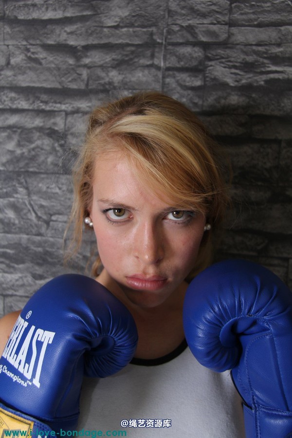 girlsinsteel - Cuffed in boxing gloves 第 9 张图片
