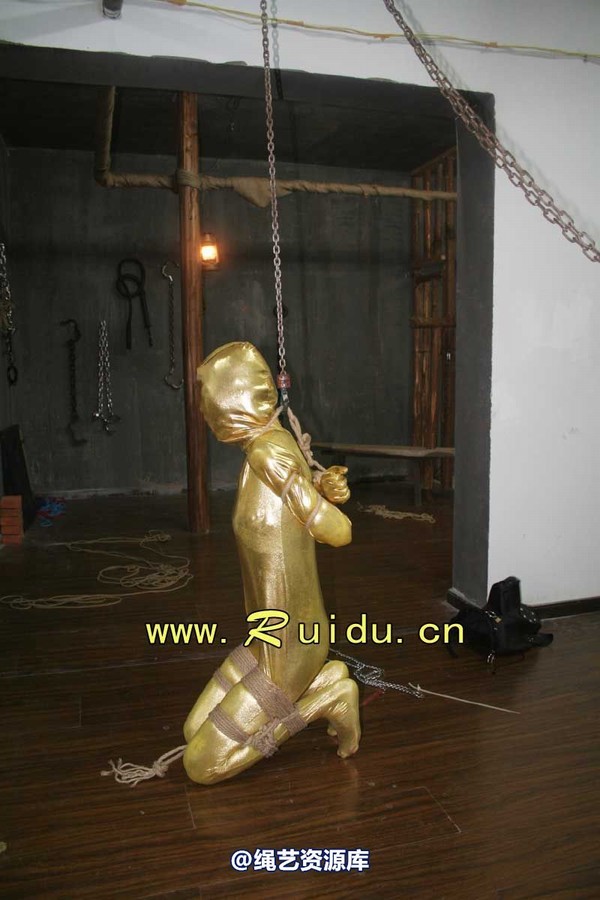 锐度主张 - 20070921第34期 影片胶衣紧缚悬吊图片 第 37 张图片