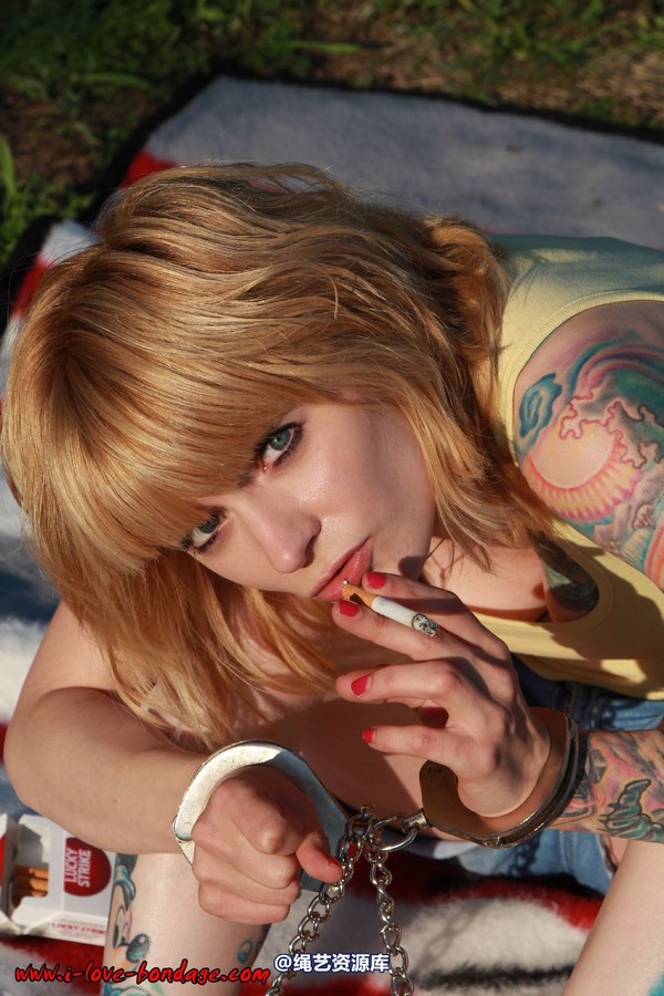 girlsinsteel - Smoking with handcuffs 第 24 张图片