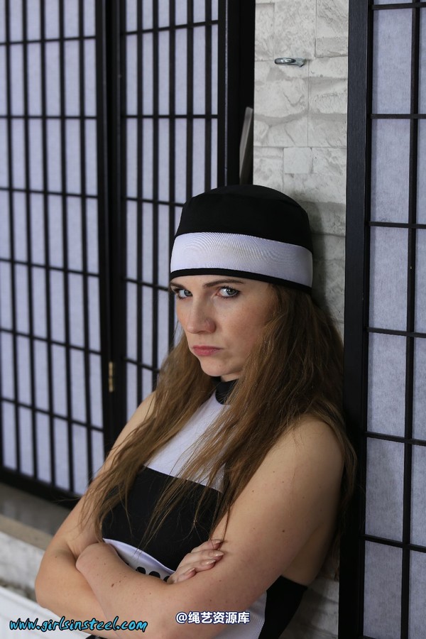 girlsinsteel - Prisoner cuffed in heavy cuffs 第 9 张图片