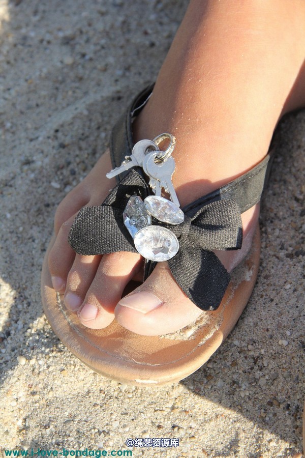 girlsinsteel - Sitting helpless in the sand 第 13 张图片