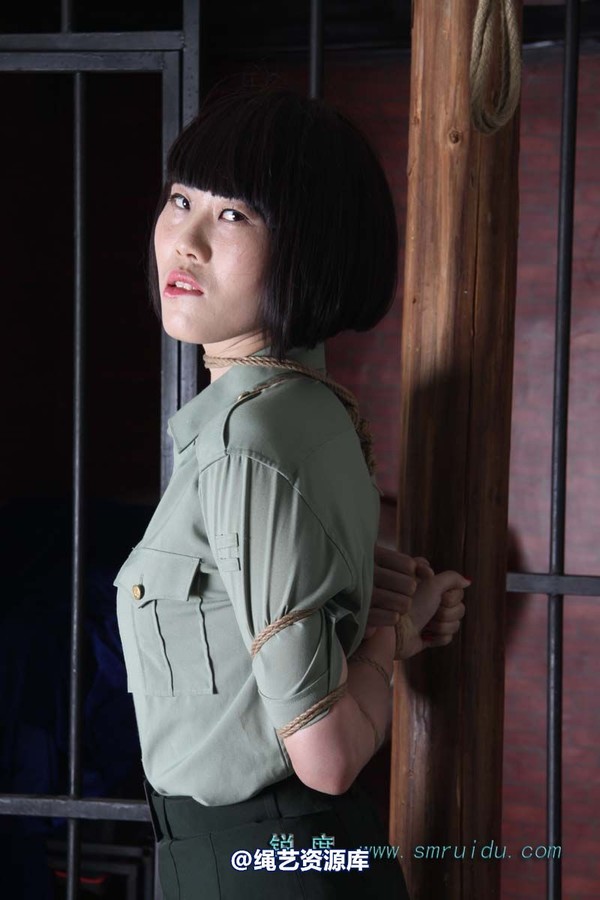 锐度主张 - 军服五花模特：碧菡 第 15 张图片