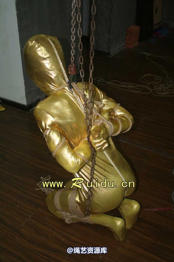 锐度主张 - 20070928第35期 影片胶衣紧缚悬吊图片 第 35 张图片