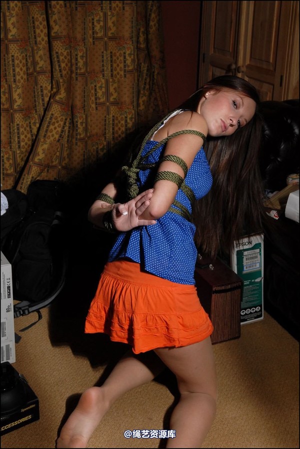 simplytied - Sophia in my junk room 第 15 张图片