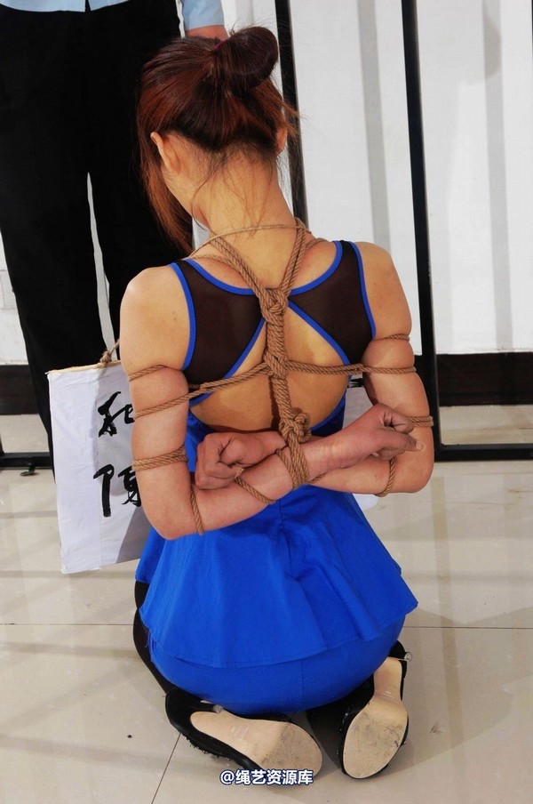mj影视 - 倾心 前凸后翘的性感黑丝女犯-2013-03-26 第 127 张图片