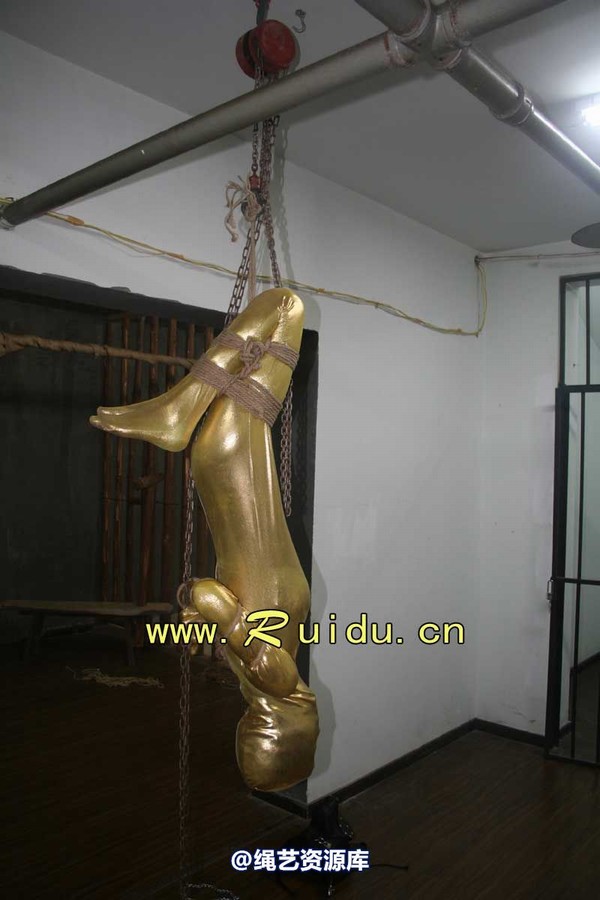 锐度主张 - 20070921第34期 影片胶衣紧缚悬吊图片 第 115 张图片