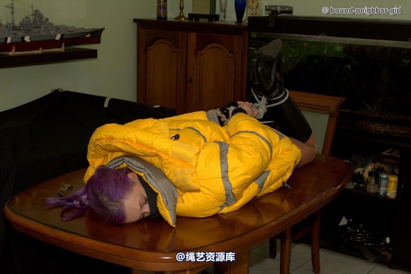 bound-neighbor-girl - Zora in winter jacket tied 2 第 22 张图片