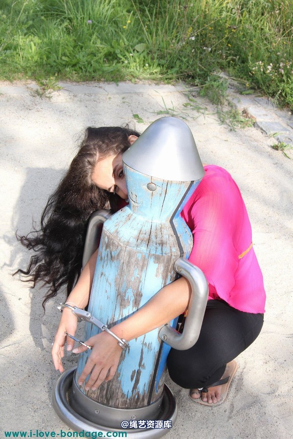 girlsinsteel - Cuffed at the playground 第 17 张图片
