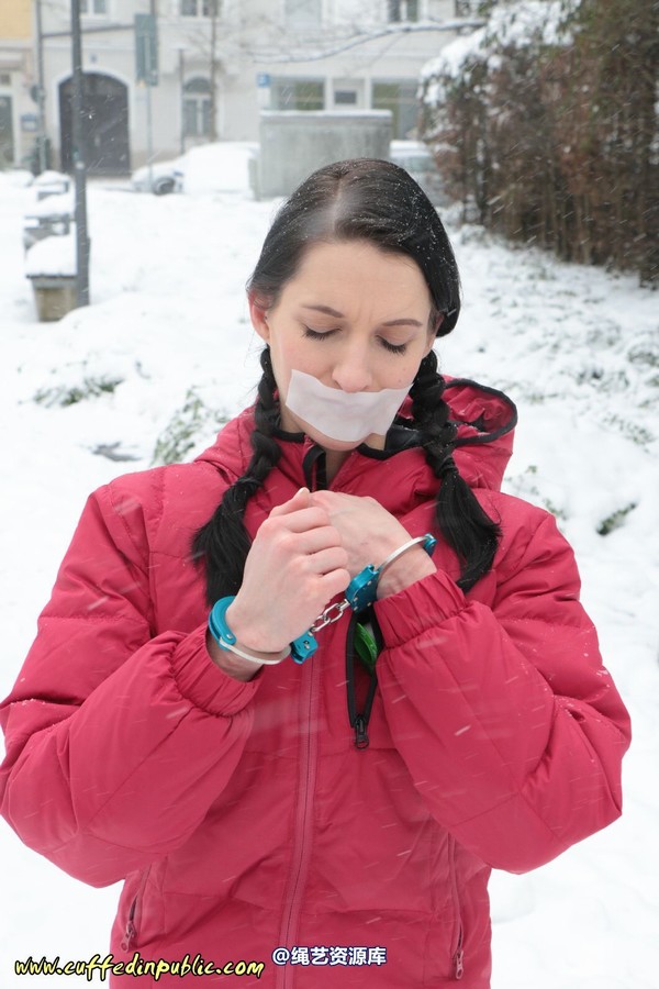 girlsinsteel - Cuffed in the snow 第 22 张图片