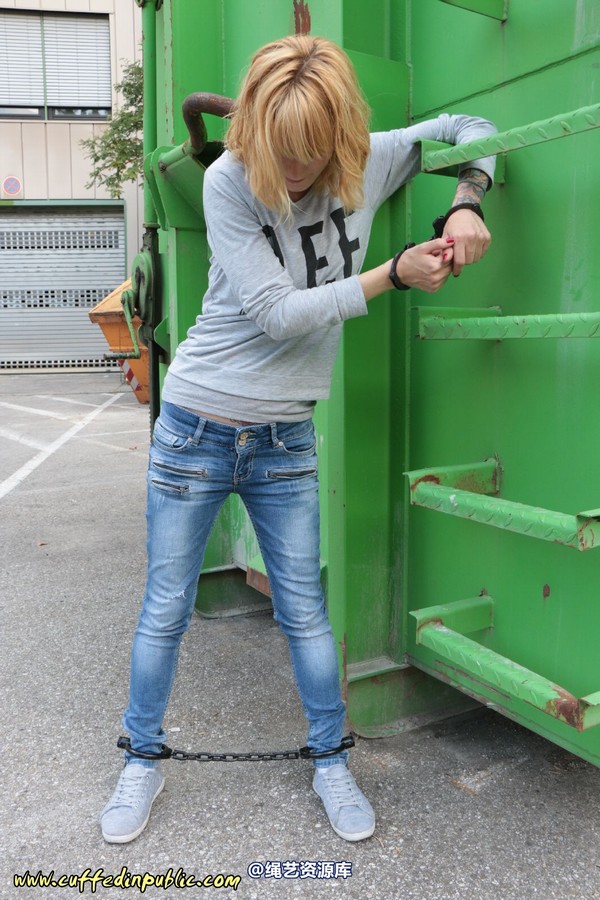 girlsinsteel - Cuffed to a heavy container 第 71 张图片
