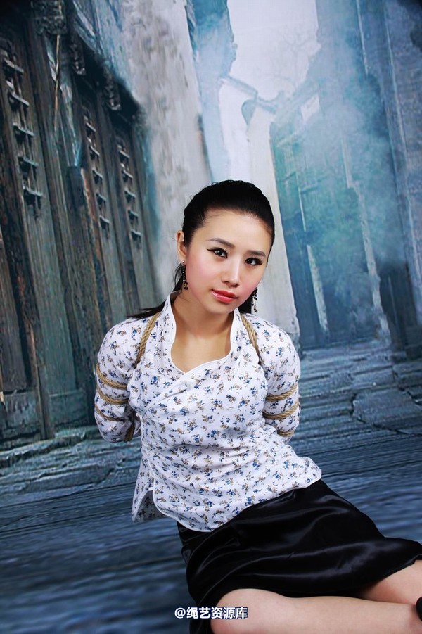 神艺缘 - 227-古朴老街上的少女 第 10 张图片