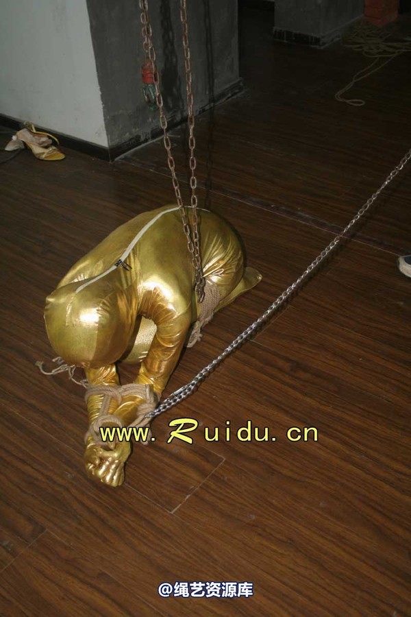 锐度主张 - 20070928第35期 影片胶衣紧缚悬吊图片 第 8 张图片