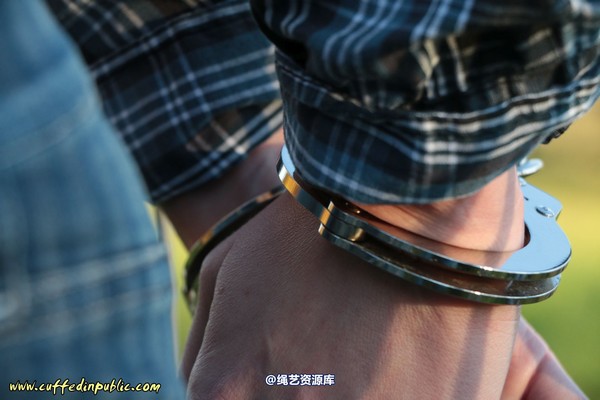 girlsinsteel - Cold day in handcuffs 第 79 张图片