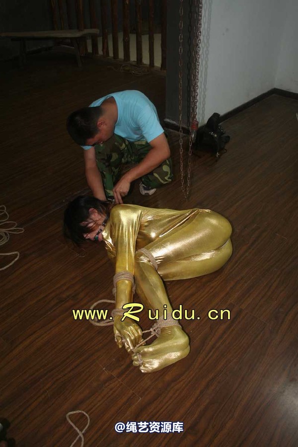 锐度主张 - 20070928第35期 影片胶衣紧缚悬吊图片 第 126 张图片