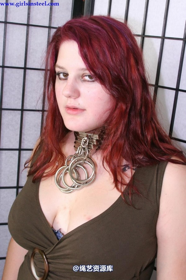 girlsinsteel - Dani and Vicky in 10 (!) neckcuffs 第 8 张图片