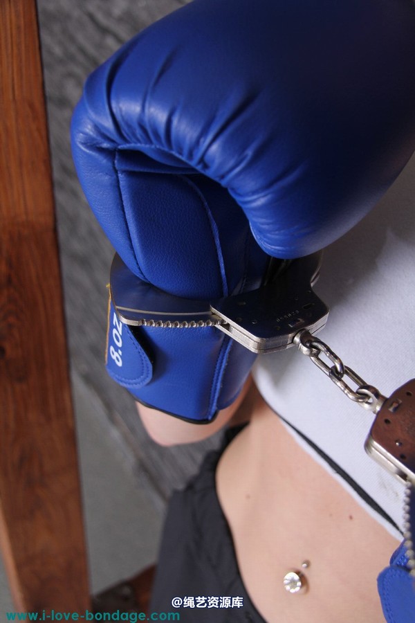 girlsinsteel - Cuffed in boxing gloves 第 27 张图片