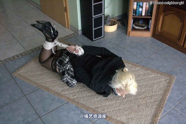 bound-neighbor-girl - Elena - robbery in the apartment 第 43 张图片