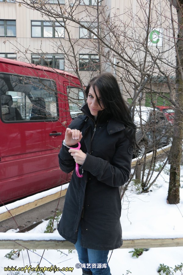 girlsinsteel - Cuffed at the parking area 第 34 张图片