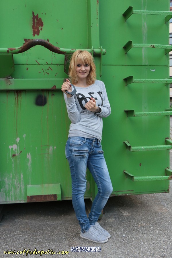 girlsinsteel - Cuffed to a heavy container 第 7 张图片