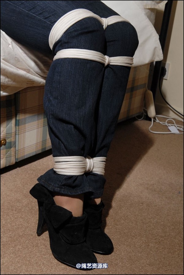 simplytied - Charlotte in jeans 第 25 张图片