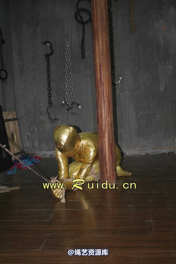 锐度主张 - 20070928第35期 影片胶衣紧缚悬吊图片 第 4 张图片